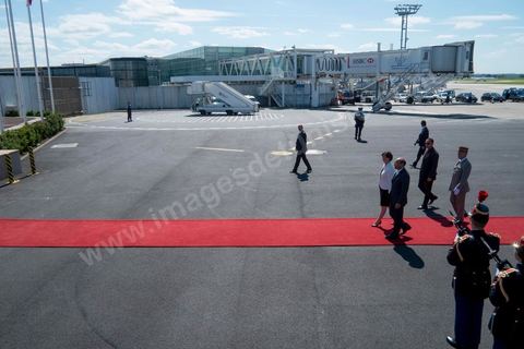 17 juillet : Accueil du président Marzouki à l'aéroport d'Orly par Sylvia Pinel, ministre déléguée à l'artisanat, au commerce et au tourisme, au 1er jour de la visite officielle de Moncef Marzouki, Président de la République tunisienne à Paris et Marseille