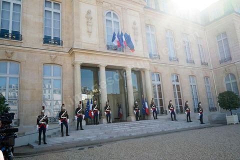 17 juillet : Accueil sur le perron de l'Elysée de Moncef Marzouki par François Hollande au 1er jour de la visite officielle de Moncef Marzouki, Président de la République tunisienne à Paris et Marseille