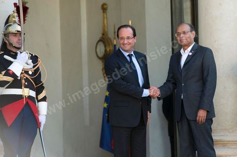 17 juillet : Accueil sur le perron de l'Elysée de Moncef Marzouki par François Hollande au 1er jour de la visite officielle de Moncef Marzouki, Président de la République tunisienne à Paris et Marseille