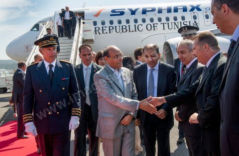 19 juillet : Arrivée de l'avion du préseident Moncef Marzouki à Marseille accueilli par le Préfet au 3éme jour de la visite officielle de Moncef Marzouki, Président de la République tunisienne à Paris et Marseille.