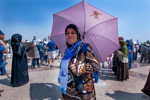 9 septembre 2012 : place de la Kasbah à Tunis, pour le second vendred,i la jeunesse d'Ennahdha (parti au pouvoir) organise une manifestation en soutien au gouvernement et pour faire dégager les anciens du RCD (parti du président déchu Ben Ali). A peine un millier de manifestants la semaine dernière, cette semaine, grâce à de très nombreux bus les manifestants atteignirent les quelques 10 000 lors de la grande prière du vendredi.