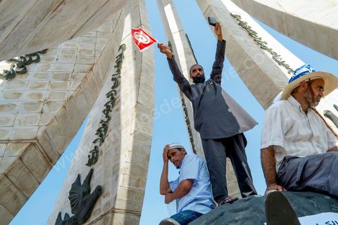 9 septembre 2012 : place de la Kasbah à Tunis, pour le second vendred,i la jeunesse d'Ennahdha (parti au pouvoir) organise une manifestation en soutien au gouvernement et pour faire dégager les anciens du RCD (parti du président déchu Ben Ali). A peine un millier de manifestants la semaine dernière, cette semaine, grâce à de très nombreux bus les manifestants atteignirent les quelques 10 000 lors de la grande prière du vendredi.