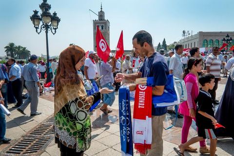 9 septembre 2012 : place de la Kasbah à Tunis, pour le second vendred,i la jeunesse d'Ennahdha (parti au pouvoir) organise une manifestation en soutien au gouvernement et pour faire dégager les anciens du RCD (parti du président déchu Ben Ali). A peine un millier de manifestants la semaine dernière, cette semaine, grâce à de très nombreux bus les manifestants atteignirent les quelques 10 000 lors de la grande prière du vendredi.
