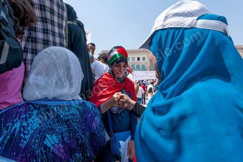 9 septembre 2012 : place de la Kasbah à Tunis, pour le second vendred,i la jeunesse d'Ennahdha (parti au pouvoir) organise une manifestation en soutien au gouvernement et pour faire dégager les anciens du RCD (parti du président déchu Ben Ali). A peine un millier de manifestants la semaine dernière, cette semaine, grâce à de très nombreux bus les manifestants atteignirent les quelques 10 000 lors de la grande prière du vendredi.