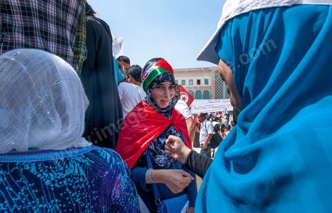 9 septembre 2012 : place de la Kasbah à Tunis, pour le second vendred,i la jeunesse d'Ennahdha (parti au pouvoir) organise une manifestation en soutien au gouvernement et pour faire dégager les anciens du RCD (parti du président déchu Ben Ali). A peine un millier de manifestants la semaine dernière, cette semaine, grâce à de très nombreux bus les manifestants atteignirent les quelques 10 000 lors de la grande prière du vendredi.