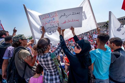 9 septembre 2012 : place de la Kasbah à Tunis, pour le second vendred,i la jeunesse d'Ennahdha (parti au pouvoir) organise une manifestation en soutien au gouvernement et pour faire dégager les anciens du RCD (parti du président déchu Ben Ali). A peine un millier de manifestants la semaine dernière, cette semaine, grâce à de très nombreux bus les manifestants atteignirent les quelques 10 000 lors de la grande prière du vendredi.