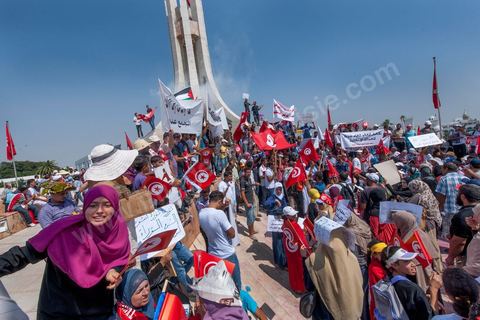 9 septembre 2012 : place de la Kasbah à Tunis, pour le second vendred,i la jeunesse d'Ennahdha (parti au pouvoir) organise une manifestation en soutien au gouvernement et pour faire dégager les anciens du RCD (parti du président déchu Ben Ali). A peine un millier de manifestants la semaine dernière, cette semaine, grâce à de très nombreux bus les manifestants atteignirent les quelques 10 000 lors de la grande prière du vendredi.