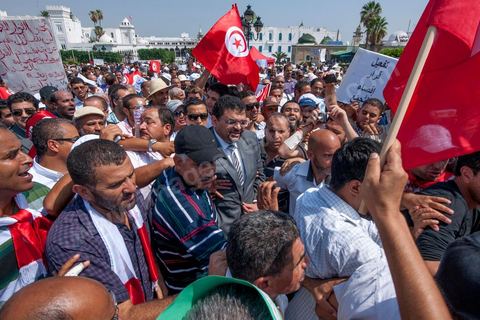 9 septembre 2012 : place de la Kasbah à Tunis, pour le second vendred,i la jeunesse d'Ennahdha (parti au pouvoir) organise une manifestation en soutien au gouvernement et pour faire dégager les anciens du RCD (parti du président déchu Ben Ali). A peine un millier de manifestants la semaine dernière, cette semaine, grâce à de très nombreux bus les manifestants atteignirent les quelques 10 000 lors de la grande prière du vendredi.