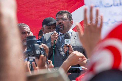 9 septembre 2012 : place de la Kasbah à Tunis, pour le second vendred,i la jeunesse d'Ennahdha (parti au pouvoir) organise une manifestation en soutien au gouvernement et pour faire dégager les anciens du RCD (parti du président déchu Ben Ali). A peine un millier de manifestants la semaine dernière, cette semaine, grâce à de très nombreux bus les manifestants atteignirent les quelques 10 000 lors de la grande prière du vendredi.