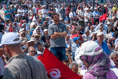 9 septembre 2012 : place de la Kasbah à Tunis, pour le second vendred,i la jeunesse d'Ennahdha (parti au pouvoir) organise une manifestation en soutien au gouvernement et pour faire dégager les anciens du RCD (parti du président déchu Ben Ali). A peine un millier de manifestants la semaine dernière, cette semaine, grâce à de très nombreux bus les manifestants atteignirent les quelques 10 000 lors de la grande prière du vendredi.