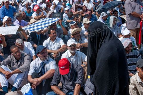 9 septembre 2012 : place de la Kasbah à Tunis, pour le second vendred,i la jeunesse d'Ennahdha (parti au pouvoir) organise une manifestation en soutien au gouvernement et pour faire dégager les anciens du RCD (parti du président déchu Ben Ali). A peine un millier de manifestants la semaine dernière, cette semaine, grâce à de très nombreux bus les manifestants atteignirent les quelques 10 000 lors de la grande prière du vendredi.