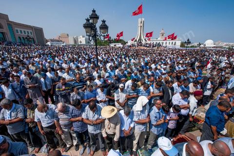 9 septembre 2012 : place de la Kasbah à Tunis, pour le second vendred,i la jeunesse d'Ennahdha (parti au pouvoir) organise une manifestation en soutien au gouvernement et pour faire dégager les anciens du RCD (parti du président déchu Ben Ali). A peine un millier de manifestants la semaine dernière, cette semaine, grâce à de très nombreux bus les manifestants atteignirent les quelques 10 000 lors de la grande prière du vendredi.