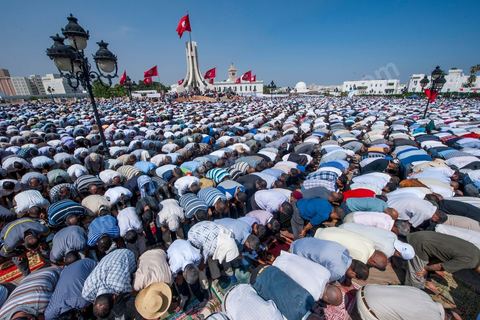 9 septembre 2012 : place de la Kasbah à Tunis, pour le second vendred,i la jeunesse d'Ennahdha (parti au pouvoir) organise une manifestation en soutien au gouvernement et pour faire dégager les anciens du RCD (parti du président déchu Ben Ali). A peine un millier de manifestants la semaine dernière, cette semaine, grâce à de très nombreux bus les manifestants atteignirent les quelques 10 000 lors de la grande prière du vendredi.