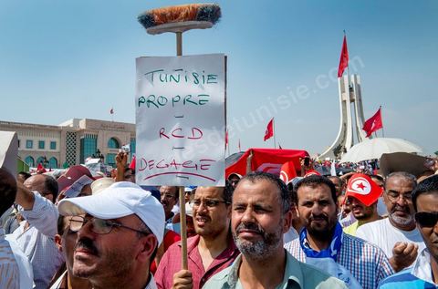 9 septembre 2012 : place de la Kasbah à Tunis, pour le second vendred,i la jeunesse d'Ennahdha (parti au pouvoir) organise une manifestation en soutien au gouvernement et pour faire dégager les anciens du RCD (parti du président déchu Ben Ali). A peine un millier de manifestants la semaine dernière, cette semaine, grâce à de très nombreux bus les manifestants atteignirent les quelques 10 000 lors de la grande prière du vendredi.