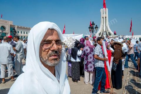 9 septembre 2012 : place de la Kasbah à Tunis, pour le second vendred,i la jeunesse d'Ennahdha (parti au pouvoir) organise une manifestation en soutien au gouvernement et pour faire dégager les anciens du RCD (parti du président déchu Ben Ali). A peine un millier de manifestants la semaine dernière, cette semaine, grâce à de très nombreux bus les manifestants atteignirent les quelques 10 000 lors de la grande prière du vendredi.