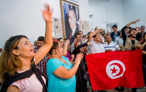 11 septembre 2012 : mouvement de grève au sein des quotidiens tunisiens Assabah et Le Temps pour la défense de leur liberté éditoriale au lendemain de l'échec de pourparlers avec le gouvernement dominé par les islamistes du parti Ennahda. "le gouvernement n'a montré aucune volonté de revenir sur la nomination récente de responsables controversés à la tête de certains médias", en l'occurrence les quotidiens en grève et les deux chaînes de la télévision publique, avait indiqué Nejiba Hamrouni, présidente du Syndicat national des journalistes (Snjt). 