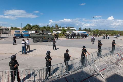 14 septembre 2012 : dispositif de sécurité à l'arrivée des manifestants lors de l'attaque de l'ambassade américaine dans le quartier des Berges du Lac par des salafistes à l'appel de leur chef Abou Ayad. L'affrontement entre la police et les contestataires du film "innocence des musulmans" a duré près de trois par des échanges de tirs d lacrymo et à balles réelles de la police et des pierres du coté des manifestants. Bilan 2 morts par balle et une cinquantaine de blessés dans les deux camps.