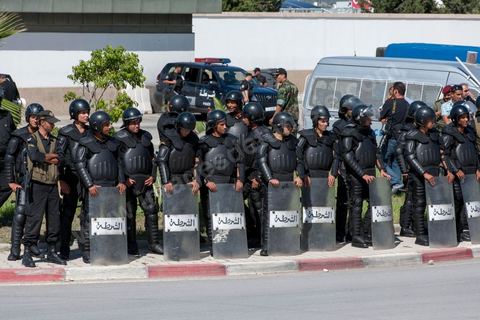 14 septembre 2012 : dispositif de sécurité à l'arrivée des manifestants lors de l'attaque de l'ambassade américaine dans le quartier des Berges du Lac par des salafistes à l'appel de leur chef Abou Ayad. L'affrontement entre la police et les contestataires du film "innocence des musulmans" a duré près de trois par des échanges de tirs d lacrymo et à balles réelles de la police et des pierres du coté des manifestants. Bilan 2 morts par balle et une cinquantaine de blessés dans les deux camps.