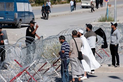 14 septembre 2012 : les premiers manifestants salafistes devant les portes de l'ambassade lors de l'attaque de l'ambassade américaine dans le quartier des Berges du Lac par des salafistes à l'appel de leur chef Abou Ayad. L'affrontement entre la police et les contestataires du film "innocence des musulmans" a duré près de trois par des échanges de tirs d lacrymo et à balles réelles de la police et des pierres du coté des manifestants. Bilan 2 morts par balle et une cinquantaine de blessés dans les deux camps.