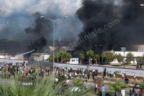 14 septembre 2012 : attaque de l'ambassade américaine dans le quartier des Berges du Lac par des salafistes à l'appel de leur chef Abou Ayad. L'affrontement entre la police et les contestataires du film "innocence des musulmans" a duré près de trois par des échanges de tirs d lacrymo et à balles réelles de la police et des pierres du coté des manifestants. Bilan 2 morts par balle et une cinquantaine de blessés dans les deux camps.