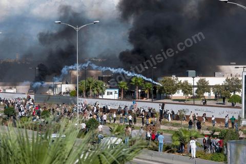 14 septembre 2012 : attaque de l'ambassade américaine dans le quartier des Berges du Lac par des salafistes à l'appel de leur chef Abou Ayad. L'affrontement entre la police et les contestataires du film "innocence des musulmans" a duré près de trois par des échanges de tirs d lacrymo et à balles réelles de la police et des pierres du coté des manifestants. Bilan 2 morts par balle et une cinquantaine de blessés dans les deux camps.