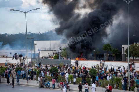 14 septembre 2012 : attaque de l'ambassade américaine dans le quartier des Berges du Lac par des salafistes à l'appel de leur chef Abou Ayad. L'affrontement entre la police et les contestataires du film "innocence des musulmans" a duré près de trois par des échanges de tirs d lacrymo et à balles réelles de la police et des pierres du coté des manifestants. Bilan 2 morts par balle et une cinquantaine de blessés dans les deux camps.