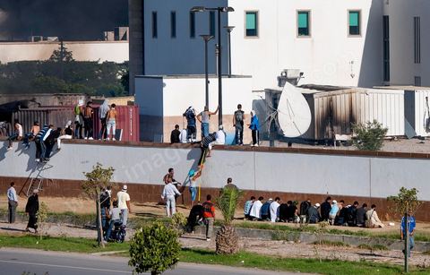 14 septembre 2012 : attaque de l'ambassade américaine dans le quartier des Berges du Lac par des salafistes à l'appel de leur chef Abou Ayad. L'affrontement entre la police et les contestataires du film "innocence des musulmans" a duré près de trois par des échanges de tirs d lacrymo et à balles réelles de la police et des pierres du coté des manifestants. Bilan 2 morts par balle et une cinquantaine de blessés dans les deux camps.