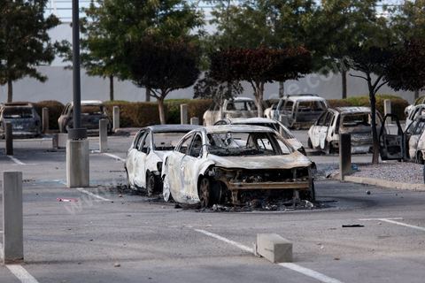 15 septembre 2012 : état des lieux à l'ambassade américaine de Tunis au lendemain de l'attaque des salafistes. Près de 70 véhicules brûlés et detruits ur la parking de l'amabassade, de nombreuses inscriptions sur l'enceinte de l'ambassade. Dans la nuit un très lourd dispostif militaire fait de chars, blindés et troupes fortement armés a été installé tout autour de l'immense enceinte de l'ambassade. La situation autour de l'ambassade est calme depuis hier fin de journée. 