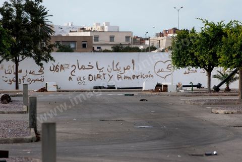 15 septembre 2012 : état des lieux à l'ambassade américaine de Tunis au lendemain de l'attaque des salafistes. Près de 70 véhicules brûlés et detruits ur la parking de l'amabassade, de nombreuses inscriptions sur l'enceinte de l'ambassade. Dans la nuit un très lourd dispostif militaire fait de chars, blindés et troupes fortement armés a été installé tout autour de l'immense enceinte de l'ambassade. La situation autour de l'ambassade est calme depuis hier fin de journée. 