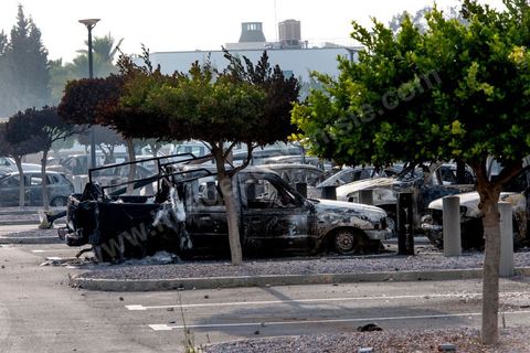 15 septembre 2012 : état des lieux à l'ambassade américaine de Tunis au lendemain de l'attaque des salafistes. Près de 70 véhicules brûlés et detruits ur la parking de l'amabassade, de nombreuses inscriptions sur l'enceinte de l'ambassade. Dans la nuit un très lourd dispostif militaire fait de chars, blindés et troupes fortement armés a été installé tout autour de l'immense enceinte de l'ambassade. La situation autour de l'ambassade est calme depuis hier fin de journée. 