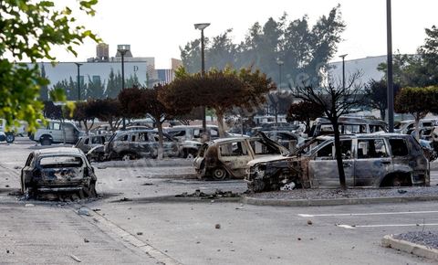 15 septembre 2012 : état des lieux à l'ambassade américaine de Tunis au lendemain de l'attaque des salafistes. Près de 70 véhicules brûlés et detruits ur la parking de l'amabassade, de nombreuses inscriptions sur l'enceinte de l'ambassade. Dans la nuit un très lourd dispostif militaire fait de chars, blindés et troupes fortement armés a été installé tout autour de l'immense enceinte de l'ambassade. La situation autour de l'ambassade est calme depuis hier fin de journée. 