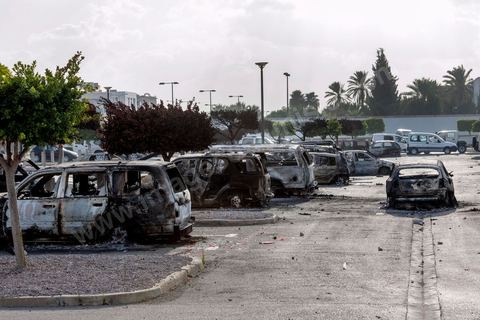 15 septembre 2012 : état des lieux à l'ambassade américaine de Tunis au lendemain de l'attaque des salafistes. Près de 70 véhicules brûlés et detruits ur la parking de l'amabassade, de nombreuses inscriptions sur l'enceinte de l'ambassade. Dans la nuit un très lourd dispostif militaire fait de chars, blindés et troupes fortement armés a été installé tout autour de l'immense enceinte de l'ambassade. La situation autour de l'ambassade est calme depuis hier fin de journée. 