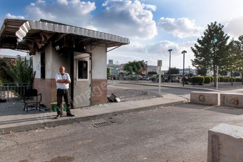 15 septembre 2012 : état des lieux à l'ambassade américaine de Tunis au lendemain de l'attaque des salafistes. Près de 70 véhicules brûlés et detruits ur la parking de l'amabassade, de nombreuses inscriptions sur l'enceinte de l'ambassade. Dans la nuit un très lourd dispostif militaire fait de chars, blindés et troupes fortement armés a été installé tout autour de l'immense enceinte de l'ambassade. La situation autour de l'ambassade est calme depuis hier fin de journée. 
