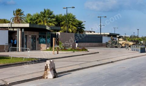 15 septembre 2012 : état des lieux à l'ambassade américaine de Tunis au lendemain de l'attaque des salafistes. Près de 70 véhicules brûlés et detruits ur la parking de l'amabassade, de nombreuses inscriptions sur l'enceinte de l'ambassade. Dans la nuit un très lourd dispostif militaire fait de chars, blindés et troupes fortement armés a été installé tout autour de l'immense enceinte de l'ambassade. La situation autour de l'ambassade est calme depuis hier fin de journée. 