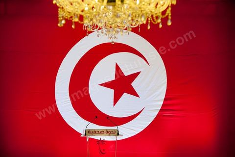 20 septembre 2012 : conférence de presse de Béji Caid Essebsi,  président de Nida Tounès, à grand renfort de sécurité et journalistes dans un hotel des Berges du Lac. BCE s’y est montré souvent offensif, parfois mordant, en s’exprimant sur les deux faits les plus marquants de l’actualité, en l’occurrence l’attaque de l’ambassade américaine et la controverse sur le calendrier politique de l’après 23 octobre 2012. Pour lui, tout indique que « le gouvernement en place n’entend pas respecter ni la date-butoir juridique du 23 octobre ni l’engagement politique et moral d’achever la rédaction de la Constitution dans un délai d’un an ». Faisant le constat que le processus de transition démocratique est à l’arrêt, il a provoqué l’hilarité de la salle en affirmant « le plus grand gouvernement dans l’histoire de la Tunisie est en fait le plus grand du monde entier… par le nombre de ses ministres ».