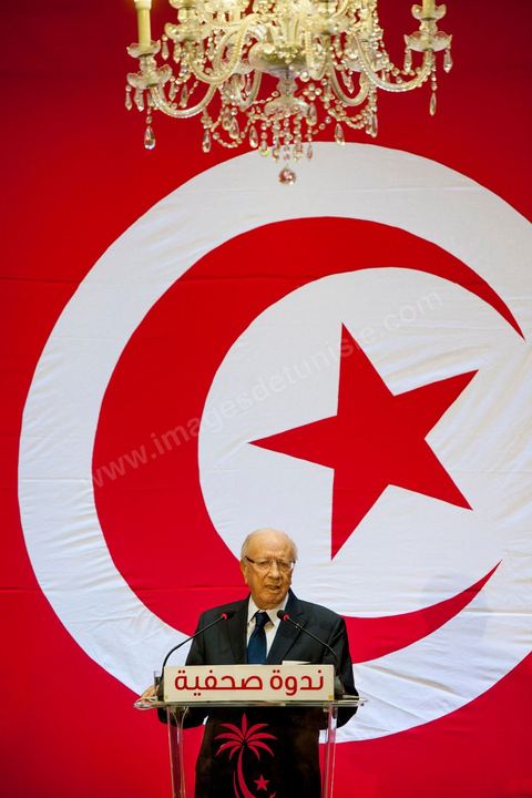 20 septembre 2012 : conférence de presse de Béji Caid Essebsi,  président de Nida Tounès, à grand renfort de sécurité et journalistes dans un hotel des Berges du Lac. BCE s’y est montré souvent offensif, parfois mordant, en s’exprimant sur les deux faits les plus marquants de l’actualité, en l’occurrence l’attaque de l’ambassade américaine et la controverse sur le calendrier politique de l’après 23 octobre 2012. Pour lui, tout indique que « le gouvernement en place n’entend pas respecter ni la date-butoir juridique du 23 octobre ni l’engagement politique et moral d’achever la rédaction de la Constitution dans un délai d’un an ». Faisant le constat que le processus de transition démocratique est à l’arrêt, il a provoqué l’hilarité de la salle en affirmant « le plus grand gouvernement dans l’histoire de la Tunisie est en fait le plus grand du monde entier… par le nombre de ses ministres ».