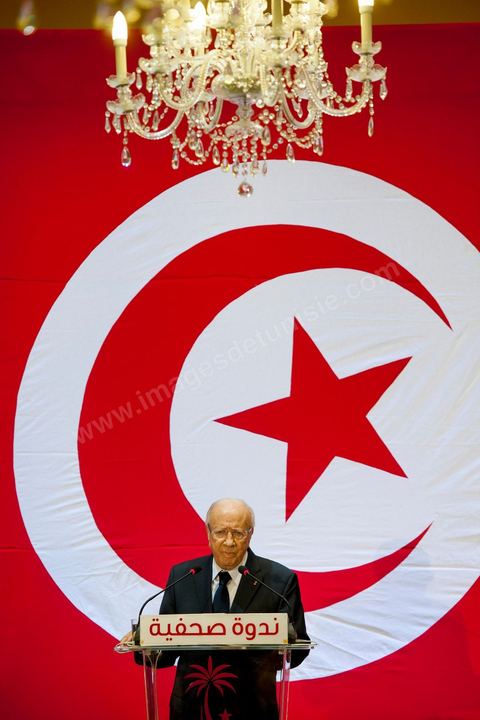 20 septembre 2012 : conférence de presse de Béji Caid Essebsi,  président de Nida Tounès, à grand renfort de sécurité et journalistes dans un hotel des Berges du Lac. BCE s’y est montré souvent offensif, parfois mordant, en s’exprimant sur les deux faits les plus marquants de l’actualité, en l’occurrence l’attaque de l’ambassade américaine et la controverse sur le calendrier politique de l’après 23 octobre 2012. Pour lui, tout indique que « le gouvernement en place n’entend pas respecter ni la date-butoir juridique du 23 octobre ni l’engagement politique et moral d’achever la rédaction de la Constitution dans un délai d’un an ». Faisant le constat que le processus de transition démocratique est à l’arrêt, il a provoqué l’hilarité de la salle en affirmant « le plus grand gouvernement dans l’histoire de la Tunisie est en fait le plus grand du monde entier… par le nombre de ses ministres ».
