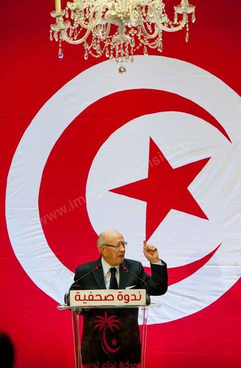 20 septembre 2012 : conférence de presse de Béji Caid Essebsi,  président de Nida Tounès, à grand renfort de sécurité et journalistes dans un hotel des Berges du Lac. BCE s’y est montré souvent offensif, parfois mordant, en s’exprimant sur les deux faits les plus marquants de l’actualité, en l’occurrence l’attaque de l’ambassade américaine et la controverse sur le calendrier politique de l’après 23 octobre 2012. Pour lui, tout indique que « le gouvernement en place n’entend pas respecter ni la date-butoir juridique du 23 octobre ni l’engagement politique et moral d’achever la rédaction de la Constitution dans un délai d’un an ». Faisant le constat que le processus de transition démocratique est à l’arrêt, il a provoqué l’hilarité de la salle en affirmant « le plus grand gouvernement dans l’histoire de la Tunisie est en fait le plus grand du monde entier… par le nombre de ses ministres ».