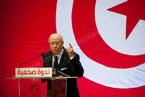 20 septembre 2012 : conférence de presse de Béji Caid Essebsi,  président de Nida Tounès, à grand renfort de sécurité et journalistes dans un hotel des Berges du Lac. BCE s’y est montré souvent offensif, parfois mordant, en s’exprimant sur les deux faits les plus marquants de l’actualité, en l’occurrence l’attaque de l’ambassade américaine et la controverse sur le calendrier politique de l’après 23 octobre 2012. Pour lui, tout indique que « le gouvernement en place n’entend pas respecter ni la date-butoir juridique du 23 octobre ni l’engagement politique et moral d’achever la rédaction de la Constitution dans un délai d’un an ». Faisant le constat que le processus de transition démocratique est à l’arrêt, il a provoqué l’hilarité de la salle en affirmant « le plus grand gouvernement dans l’histoire de la Tunisie est en fait le plus grand du monde entier… par le nombre de ses ministres ».