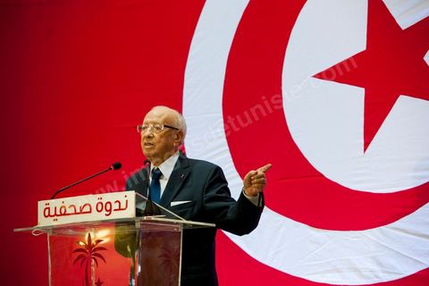 20 septembre 2012 : conférence de presse de Béji Caid Essebsi,  président de Nida Tounès, à grand renfort de sécurité et journalistes dans un hotel des Berges du Lac. BCE s’y est montré souvent offensif, parfois mordant, en s’exprimant sur les deux faits les plus marquants de l’actualité, en l’occurrence l’attaque de l’ambassade américaine et la controverse sur le calendrier politique de l’après 23 octobre 2012. Pour lui, tout indique que « le gouvernement en place n’entend pas respecter ni la date-butoir juridique du 23 octobre ni l’engagement politique et moral d’achever la rédaction de la Constitution dans un délai d’un an ». Faisant le constat que le processus de transition démocratique est à l’arrêt, il a provoqué l’hilarité de la salle en affirmant « le plus grand gouvernement dans l’histoire de la Tunisie est en fait le plus grand du monde entier… par le nombre de ses ministres ».