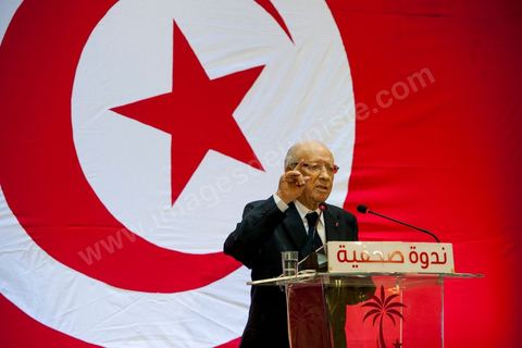 20 septembre 2012 : conférence de presse de Béji Caid Essebsi,  président de Nida Tounès, à grand renfort de sécurité et journalistes dans un hotel des Berges du Lac. BCE s’y est montré souvent offensif, parfois mordant, en s’exprimant sur les deux faits les plus marquants de l’actualité, en l’occurrence l’attaque de l’ambassade américaine et la controverse sur le calendrier politique de l’après 23 octobre 2012. Pour lui, tout indique que « le gouvernement en place n’entend pas respecter ni la date-butoir juridique du 23 octobre ni l’engagement politique et moral d’achever la rédaction de la Constitution dans un délai d’un an ». Faisant le constat que le processus de transition démocratique est à l’arrêt, il a provoqué l’hilarité de la salle en affirmant « le plus grand gouvernement dans l’histoire de la Tunisie est en fait le plus grand du monde entier… par le nombre de ses ministres ».