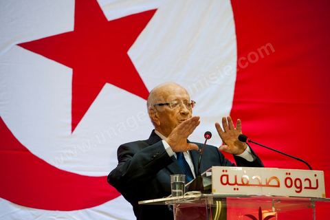 20 septembre 2012 : conférence de presse de Béji Caid Essebsi,  président de Nida Tounès, à grand renfort de sécurité et journalistes dans un hotel des Berges du Lac. BCE s’y est montré souvent offensif, parfois mordant, en s’exprimant sur les deux faits les plus marquants de l’actualité, en l’occurrence l’attaque de l’ambassade américaine et la controverse sur le calendrier politique de l’après 23 octobre 2012. Pour lui, tout indique que « le gouvernement en place n’entend pas respecter ni la date-butoir juridique du 23 octobre ni l’engagement politique et moral d’achever la rédaction de la Constitution dans un délai d’un an ». Faisant le constat que le processus de transition démocratique est à l’arrêt, il a provoqué l’hilarité de la salle en affirmant « le plus grand gouvernement dans l’histoire de la Tunisie est en fait le plus grand du monde entier… par le nombre de ses ministres ».