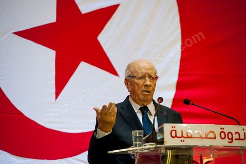 20 septembre 2012 : conférence de presse de Béji Caid Essebsi,  président de Nida Tounès, à grand renfort de sécurité et journalistes dans un hotel des Berges du Lac. BCE s’y est montré souvent offensif, parfois mordant, en s’exprimant sur les deux faits les plus marquants de l’actualité, en l’occurrence l’attaque de l’ambassade américaine et la controverse sur le calendrier politique de l’après 23 octobre 2012. Pour lui, tout indique que « le gouvernement en place n’entend pas respecter ni la date-butoir juridique du 23 octobre ni l’engagement politique et moral d’achever la rédaction de la Constitution dans un délai d’un an ». Faisant le constat que le processus de transition démocratique est à l’arrêt, il a provoqué l’hilarité de la salle en affirmant « le plus grand gouvernement dans l’histoire de la Tunisie est en fait le plus grand du monde entier… par le nombre de ses ministres ».