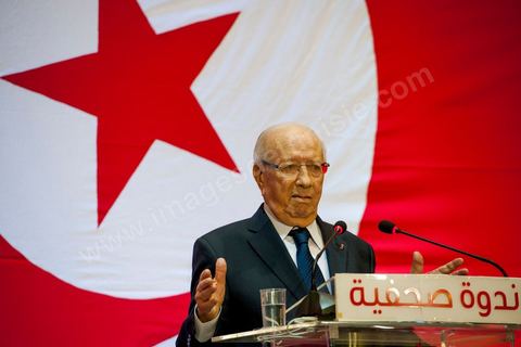20 septembre 2012 : conférence de presse de Béji Caid Essebsi,  président de Nida Tounès, à grand renfort de sécurité et journalistes dans un hotel des Berges du Lac. BCE s’y est montré souvent offensif, parfois mordant, en s’exprimant sur les deux faits les plus marquants de l’actualité, en l’occurrence l’attaque de l’ambassade américaine et la controverse sur le calendrier politique de l’après 23 octobre 2012. Pour lui, tout indique que « le gouvernement en place n’entend pas respecter ni la date-butoir juridique du 23 octobre ni l’engagement politique et moral d’achever la rédaction de la Constitution dans un délai d’un an ». Faisant le constat que le processus de transition démocratique est à l’arrêt, il a provoqué l’hilarité de la salle en affirmant « le plus grand gouvernement dans l’histoire de la Tunisie est en fait le plus grand du monde entier… par le nombre de ses ministres ».