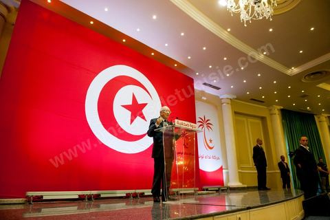 20 septembre 2012 : conférence de presse de Béji Caid Essebsi,  président de Nida Tounès, à grand renfort de sécurité et journalistes dans un hotel des Berges du Lac. BCE s’y est montré souvent offensif, parfois mordant, en s’exprimant sur les deux faits les plus marquants de l’actualité, en l’occurrence l’attaque de l’ambassade américaine et la controverse sur le calendrier politique de l’après 23 octobre 2012. Pour lui, tout indique que « le gouvernement en place n’entend pas respecter ni la date-butoir juridique du 23 octobre ni l’engagement politique et moral d’achever la rédaction de la Constitution dans un délai d’un an ». Faisant le constat que le processus de transition démocratique est à l’arrêt, il a provoqué l’hilarité de la salle en affirmant « le plus grand gouvernement dans l’histoire de la Tunisie est en fait le plus grand du monde entier… par le nombre de ses ministres ».