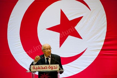 September 20, 2012: Press conference by Béji Caid Essebsi, president of Nida Tounès, amid heavy security and a large number of journalists at a hotel in Berges du Lac. BCE came across as often aggressive, at times scathing, as he spoke about the two most significant current events: the attack on the U.S. embassy and the controversy surrounding the political timeline following October 23, 2012. In his view, everything indicates that “the current government has no intention of respecting either the legal deadline of October 23 or the political and moral commitment to complete the drafting of the Constitution within one year.” Noting that the democratic transition process has come to a standstill, he drew laughter from the audience by stating, “The largest government in Tunisia’s history is, in fact, the largest in the entire world… in terms of the number of its ministers.”