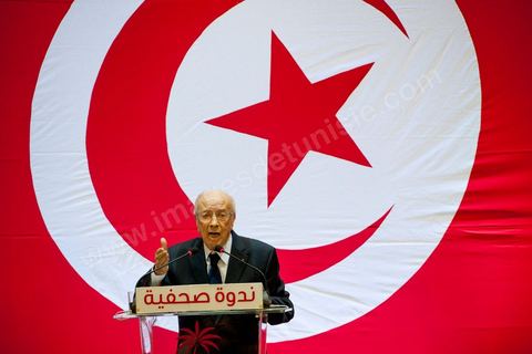 September 20, 2012: Press conference by Béji Caid Essebsi, president of Nida Tounès, amid heavy security and a large number of journalists at a hotel in Berges du Lac. BCE came across as often aggressive, at times scathing, as he spoke about the two most significant current events: the attack on the U.S. embassy and the controversy surrounding the political timeline following October 23, 2012. In his view, everything indicates that “the current government has no intention of respecting either the legal deadline of October 23 or the political and moral commitment to complete the drafting of the Constitution within one year.” Noting that the democratic transition process has come to a standstill, he drew laughter from the audience by stating, “The largest government in Tunisia’s history is, in fact, the largest in the entire world… in terms of the number of its ministers.”