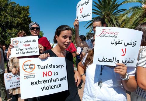 20 septembre 2012 : associations et composantes de la société civile ont manifesté contre les récentes violences ochestrées en Tunisie. En réaction aux attaques de l'Ambassade et l'école américaine la semaine précédente. 