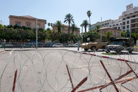 20 septembre 2012 : Dispositif sécuritaire sur la Place de l'Indépendance devant l'Ambassade de France suite à la diffusion des caricatures du Prophet du journal satirique Charlie Hebdo. Armée et police sécurisent l'amabaasde mais aussi l'ensemble des établissements français, écoles, consulats, … par crainte préventive d'attaque salafiste en représeailles. 
