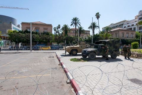 20 septembre 2012 : Dispositif sécuritaire sur la Place de l'Indépendance devant l'Ambassade de France suite à la diffusion des caricatures du Prophet du journal satirique Charlie Hebdo. Armée et police sécurisent l'amabaasde mais aussi l'ensemble des établissements français, écoles, consulats, … par crainte préventive d'attaque salafiste en représeailles. 